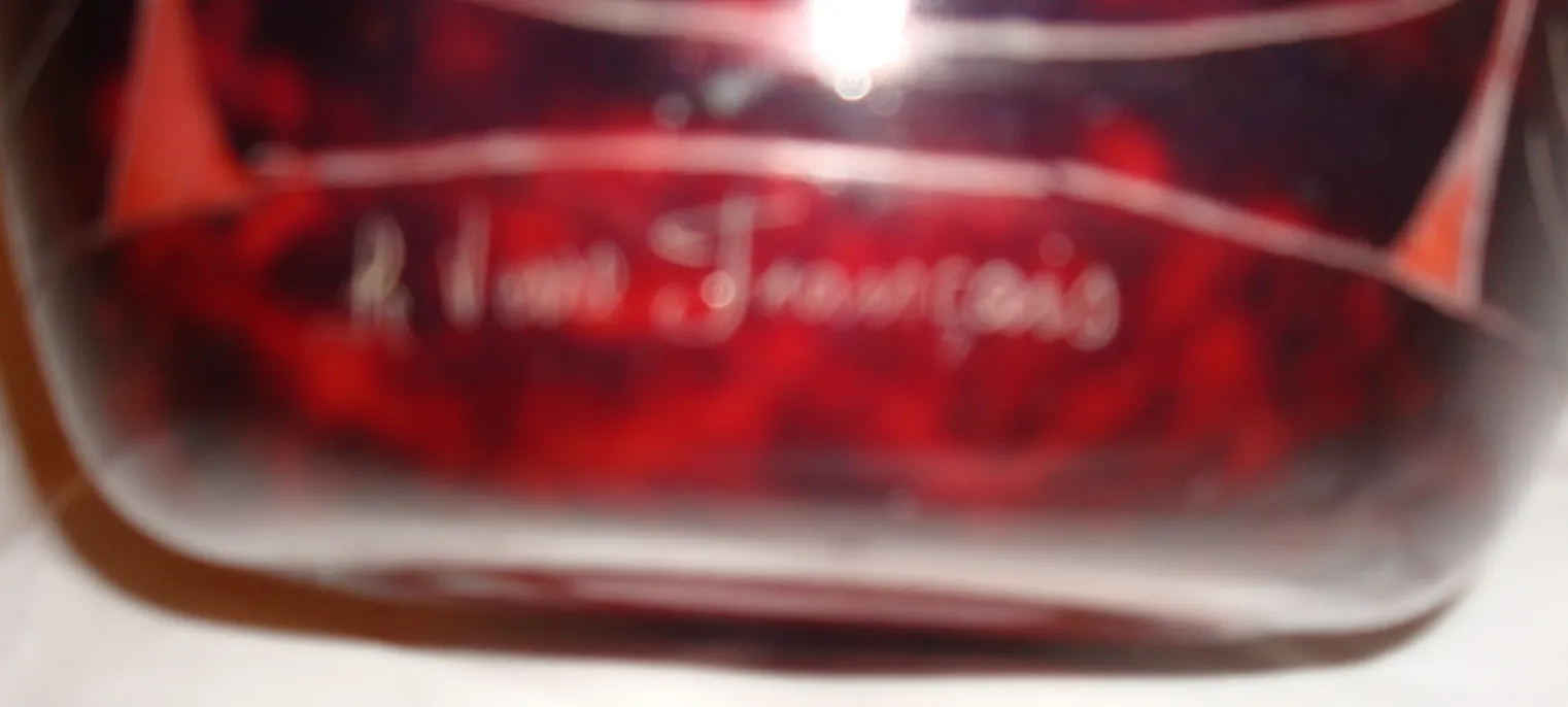 Vetro firmato antico Le Verre su sfondo scuro, dettagli sottili