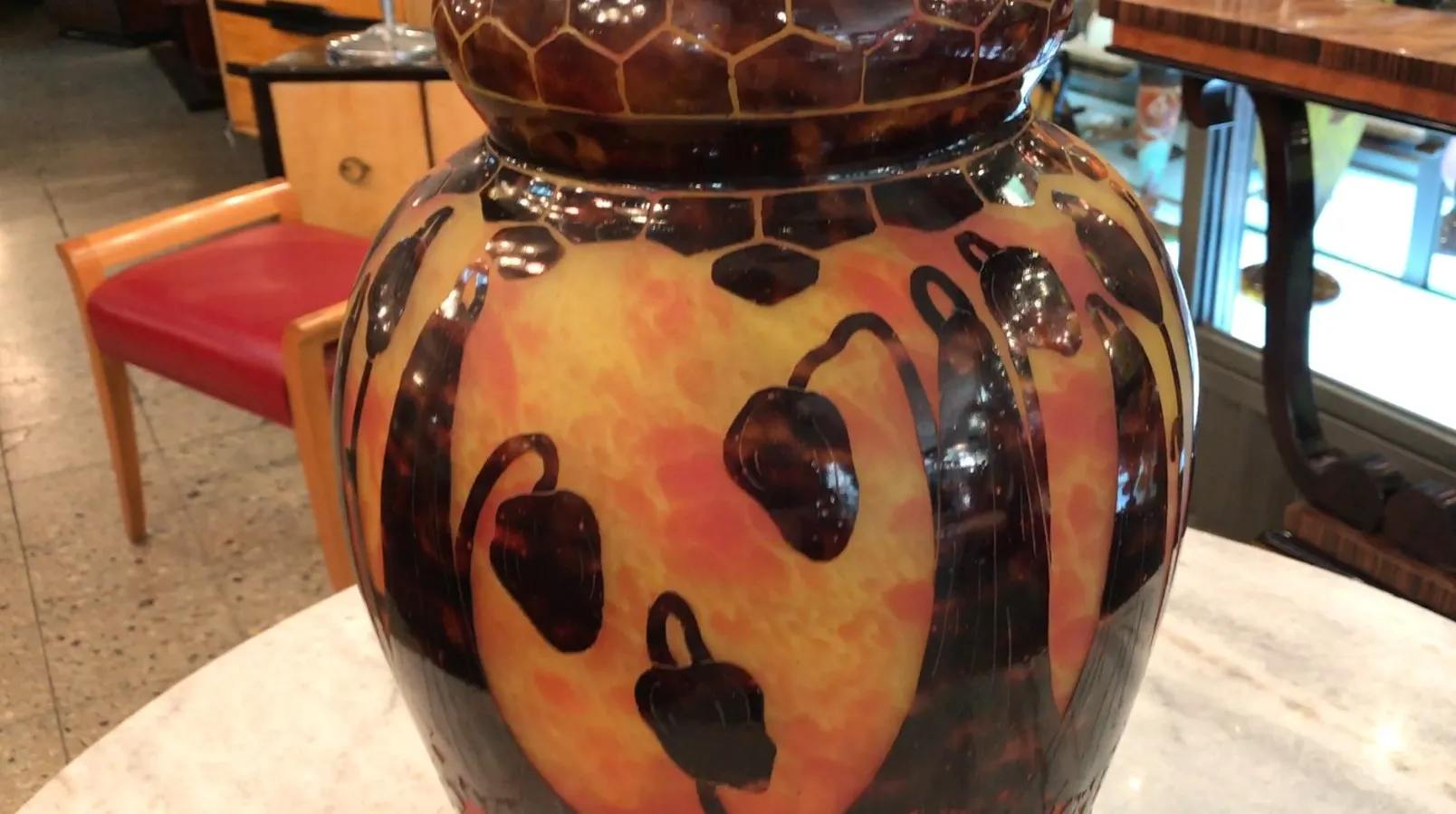 زجاج موقّع قديم Le Verre بتصميم ملون، تفاصيل فنية وخلفية غير واضحة.