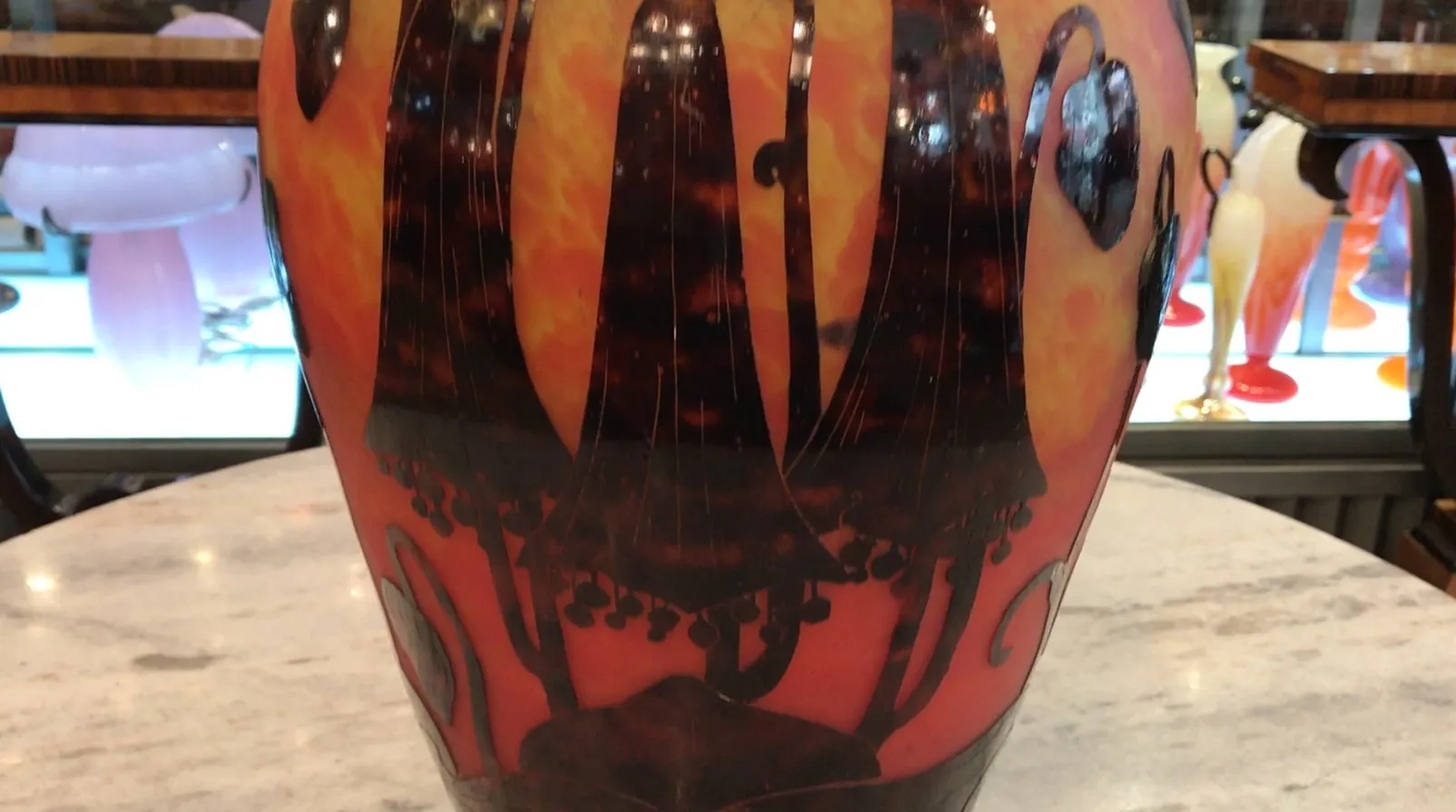 زجاج موقّع أنيق le verre بألوان دافئة وتصميم فني