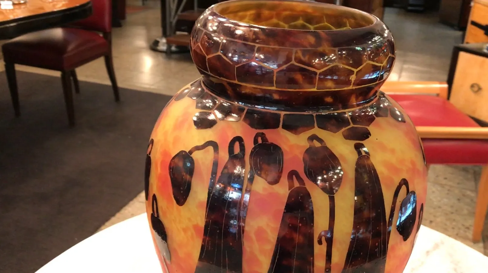 Vaso in vetro firmato con design distintivo e vivace.