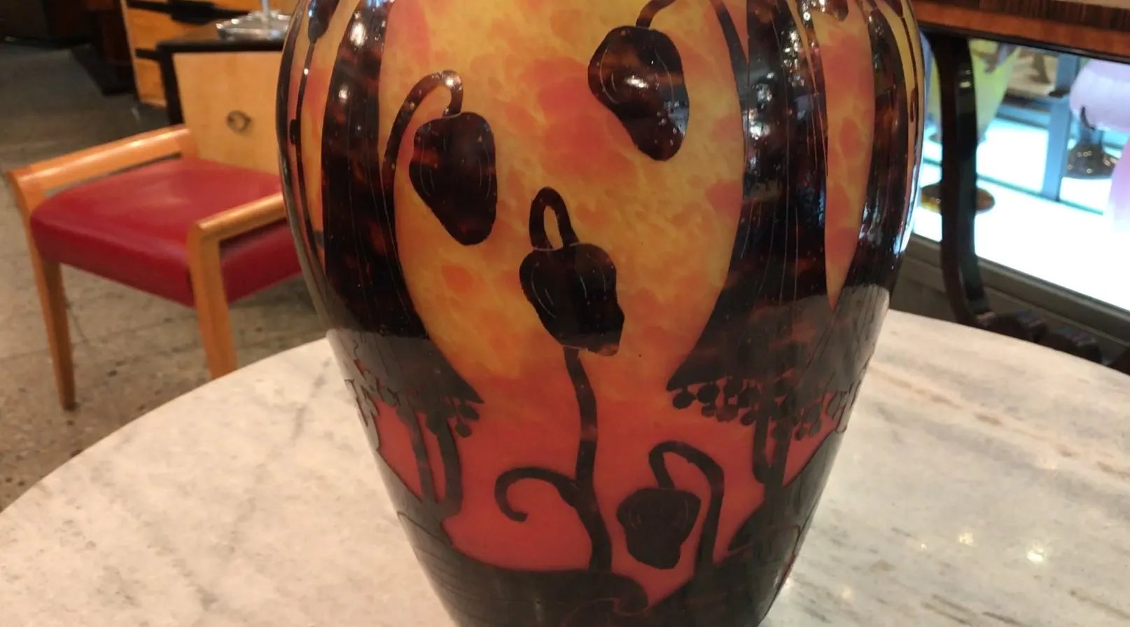 antikvas mit buntem design von signiertem glas le verre