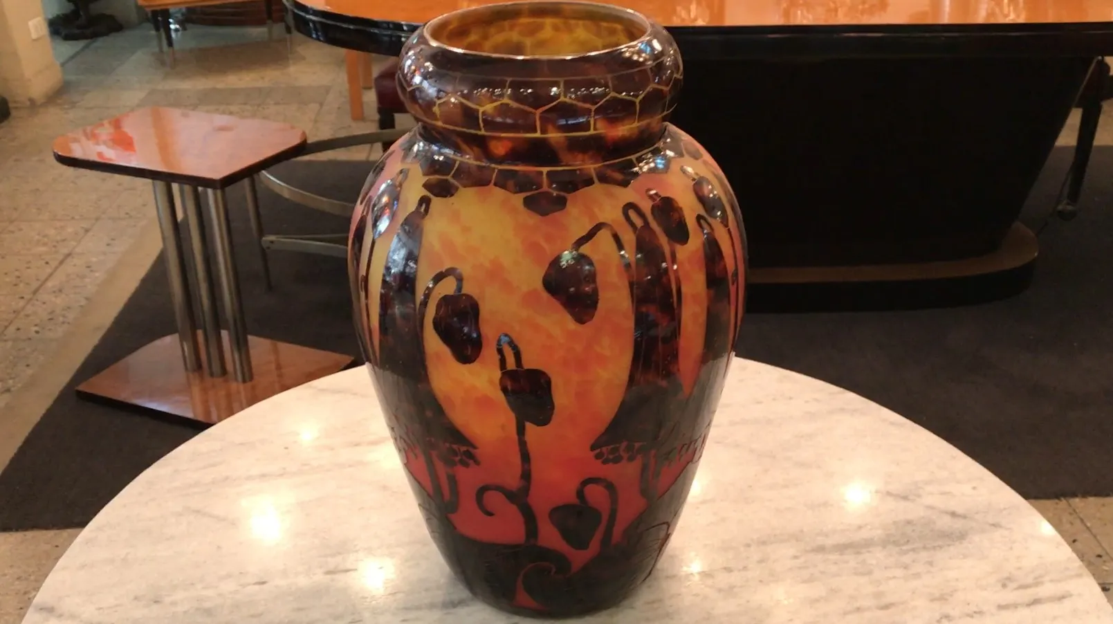 vase in vetro antico firmato Le Verre con dettagli colorati
