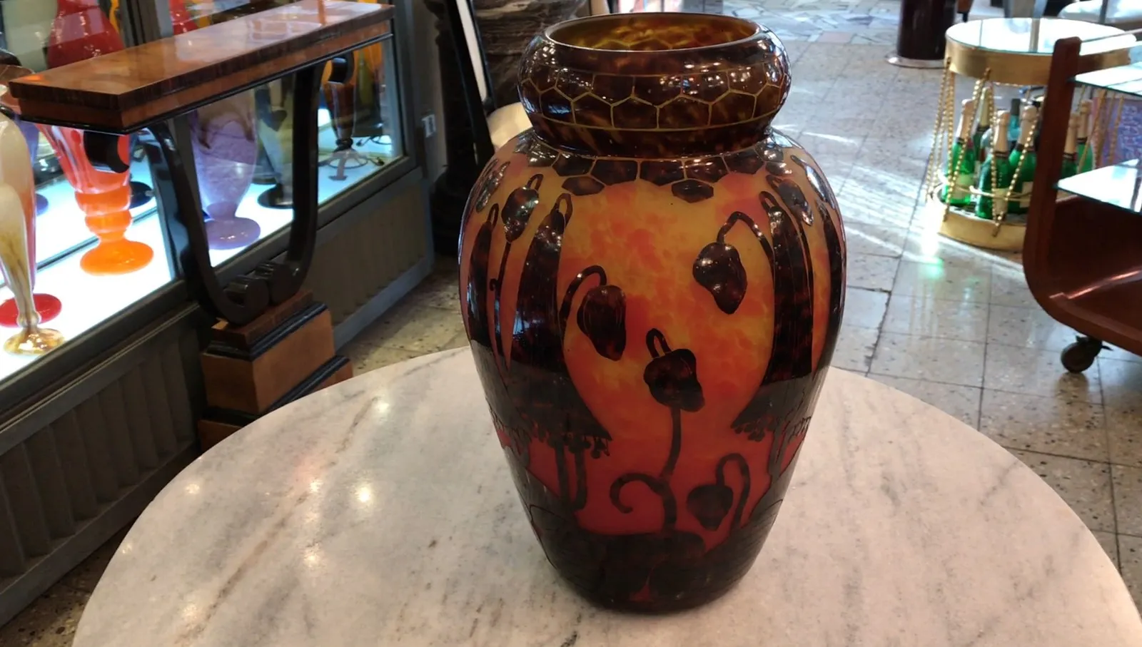 vase ancien avec un design unique en verre signé le verre aux tons orange et noir