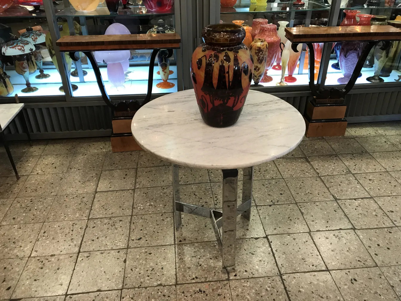 Vase in rot-orange Farbverlauf mit Details oben