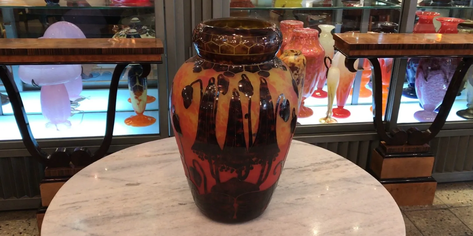 彩色玻璃花瓶，带有签名和艺术设计。