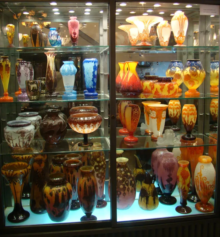 Colección de antigüedades en vitrinas, incluyendo vidrio firmado Le Verre