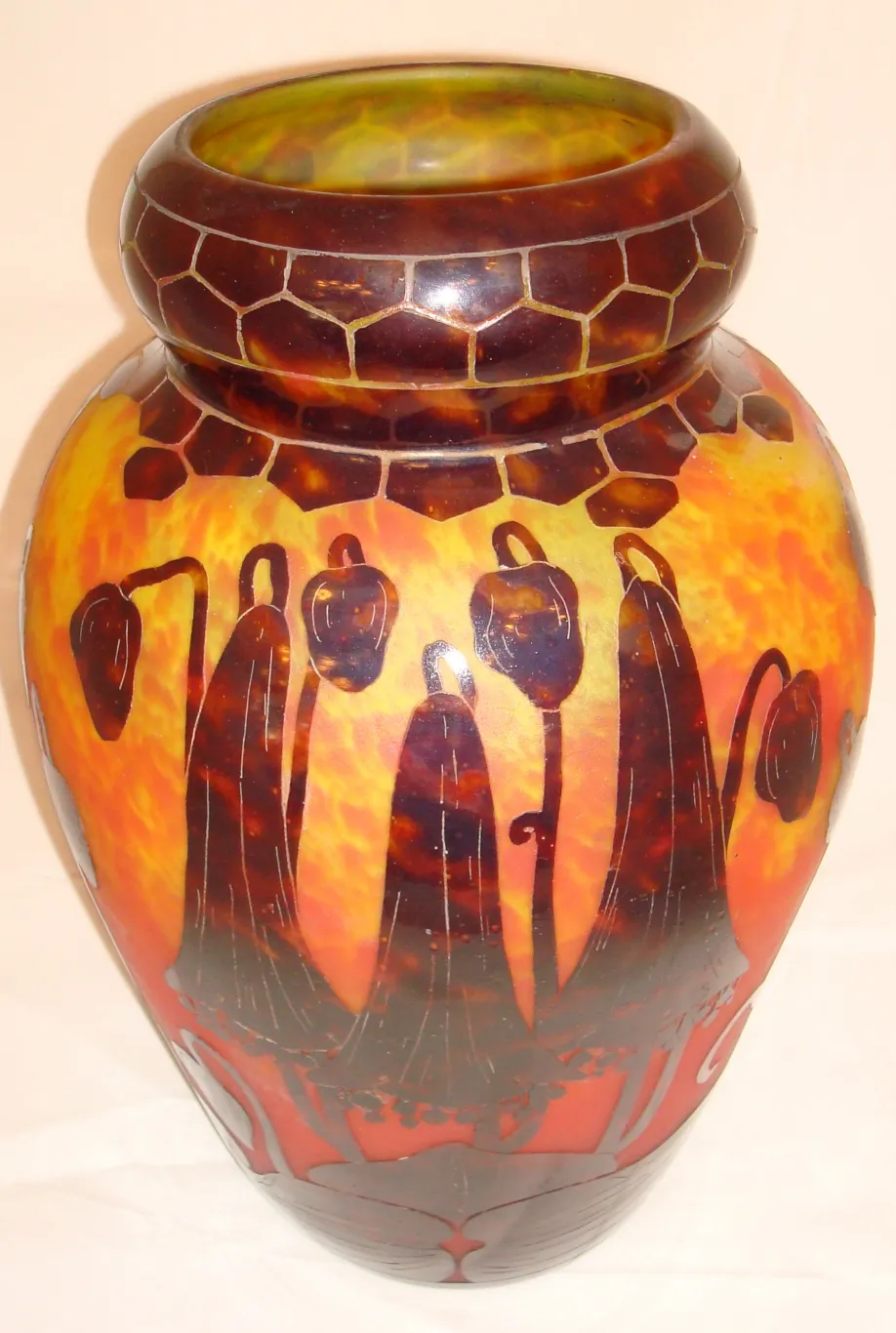 Pièce ancienne en verre signé Le Verre avec un design coloré