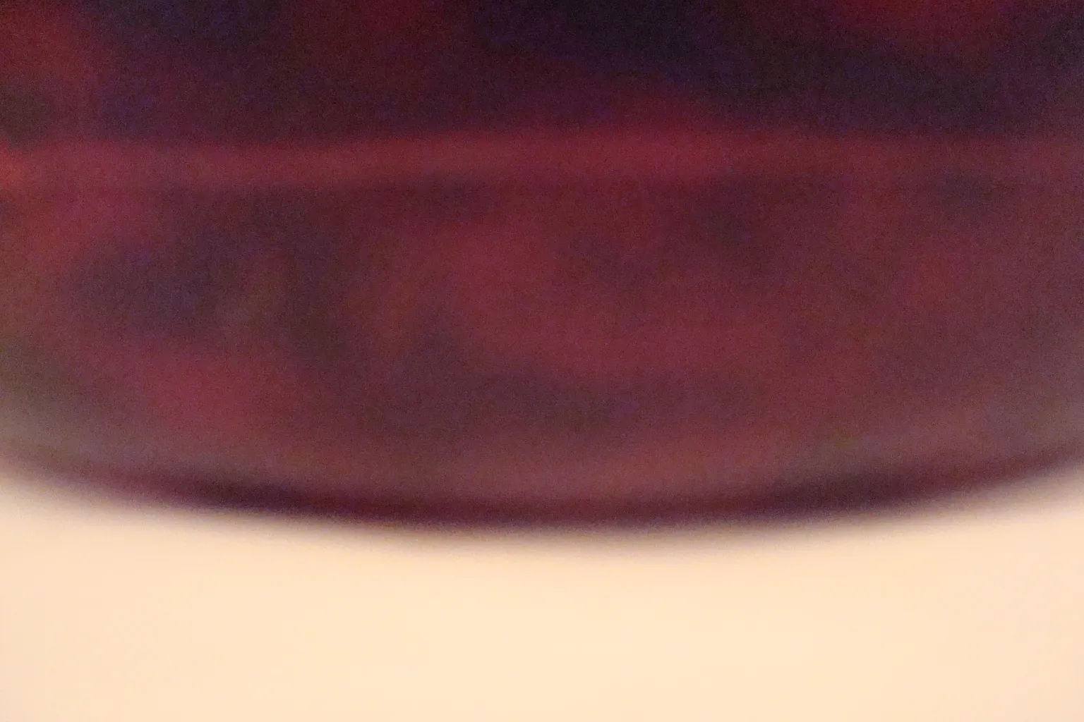 verre signé d'antiquité, détails décoratifs sur le bord