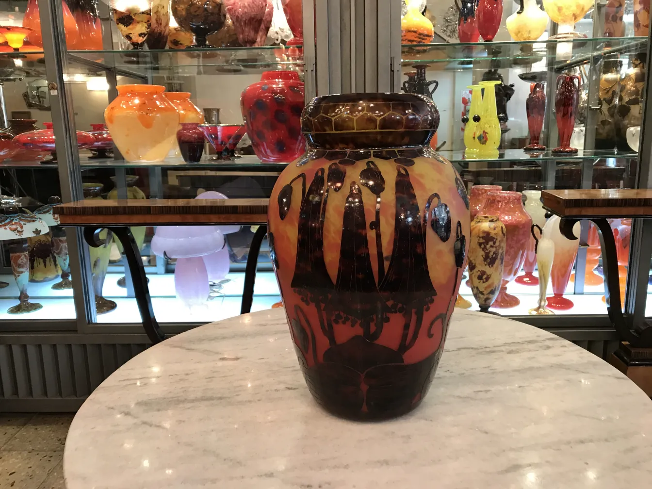 古董签名玻璃Le Verre，装饰有艺术图案。