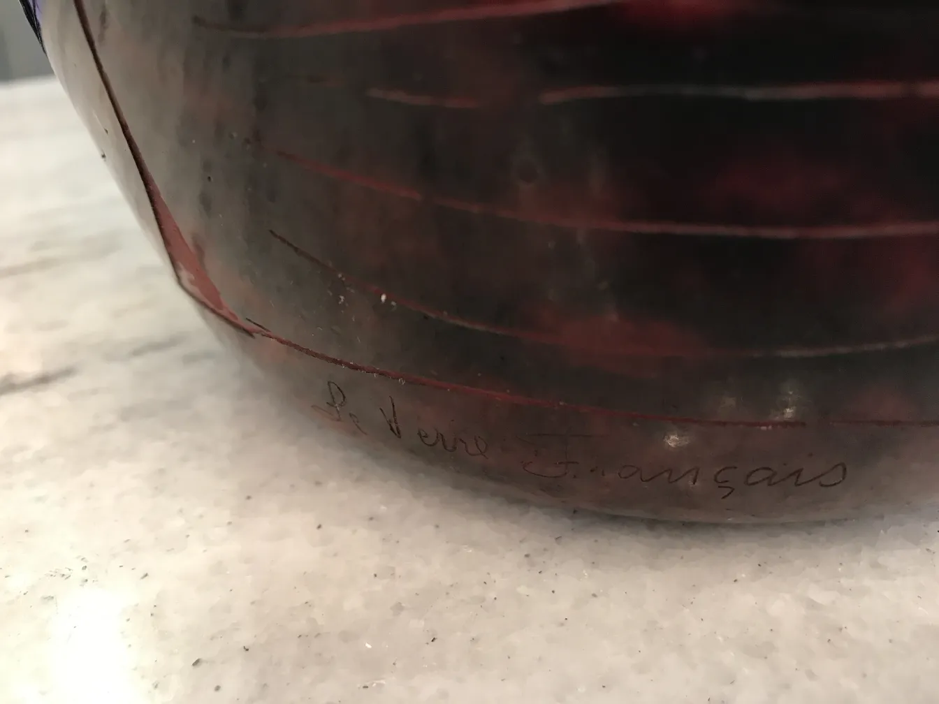 Verre signé avec un dessin complexe et une lumière douce