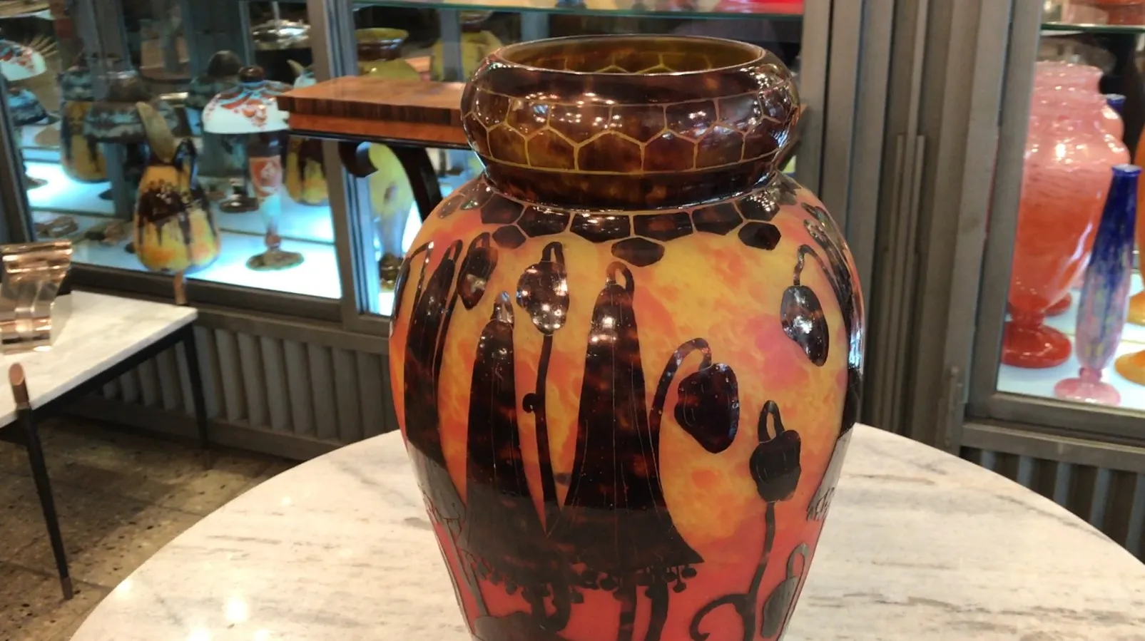 Antike dekorative signierte Glas Le Verre mit buntem Hintergrund und künstlerischen Silhouetten.