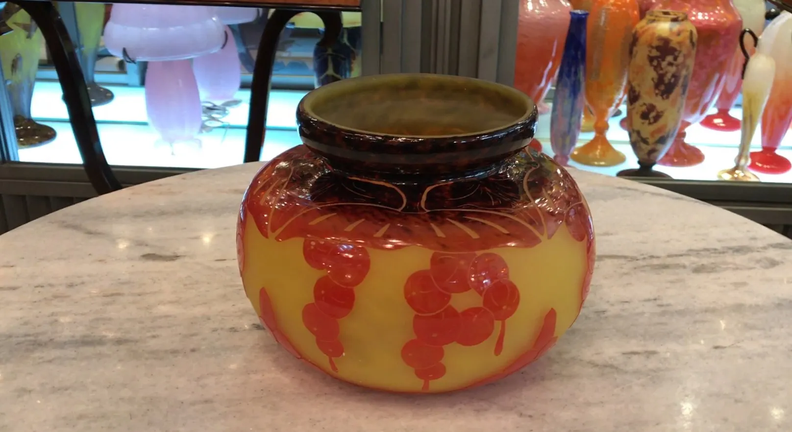 Vase ancien avec détails décoratifs et signature.