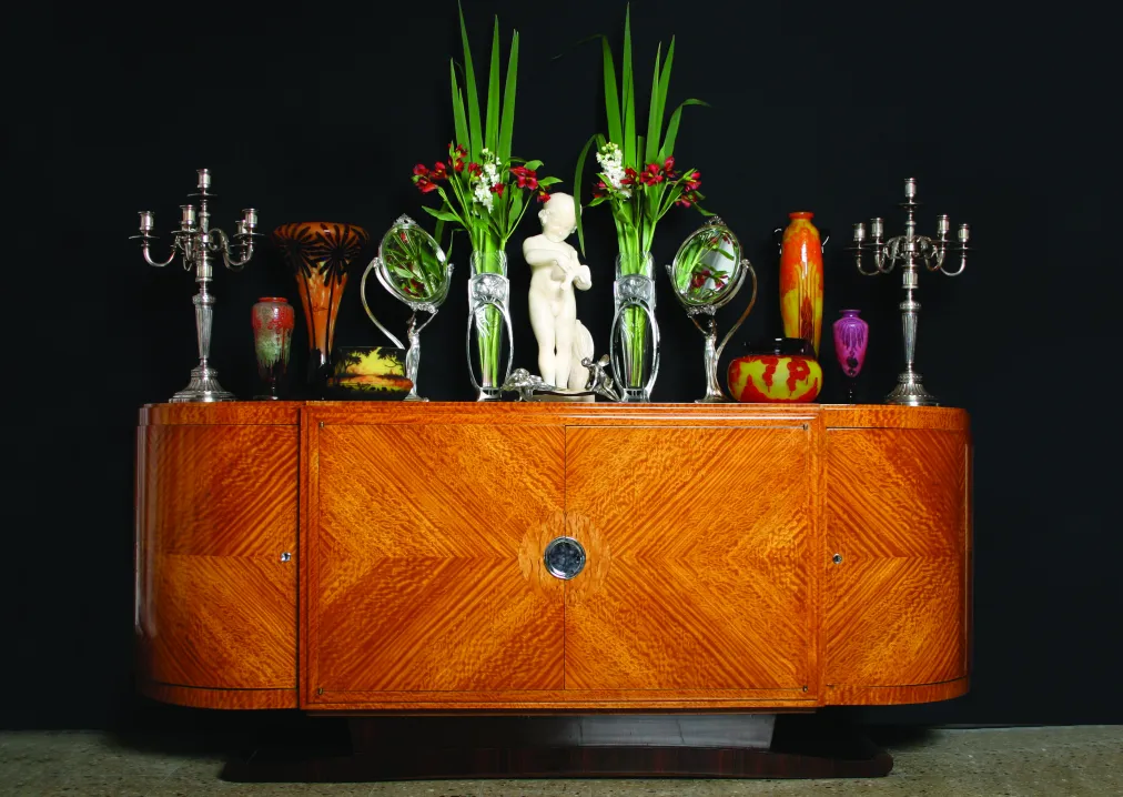 Antikes signiertes Glas Le Verre mit eleganter Dekoration.