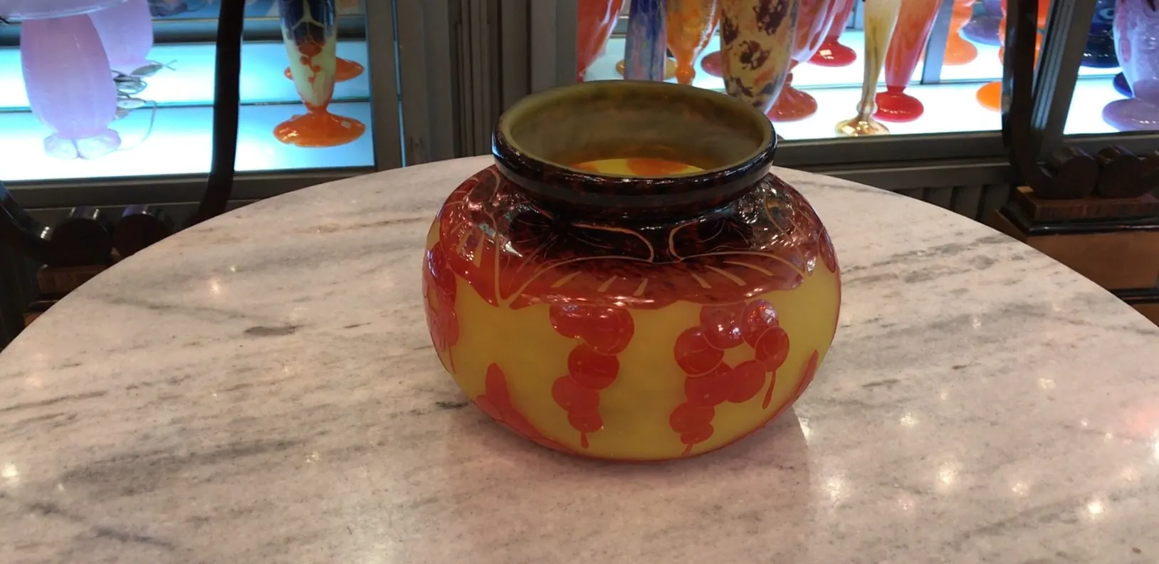 Vetro firmato Le Verre con modelli di colori vivaci su uno sfondo morbido, parte di una collezione di antiquariato.