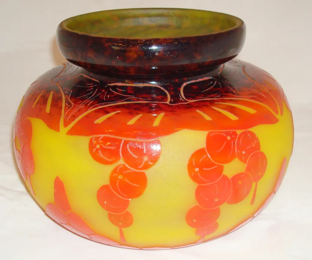 antike glaskanne mit blumendekoren und lebendigen farben