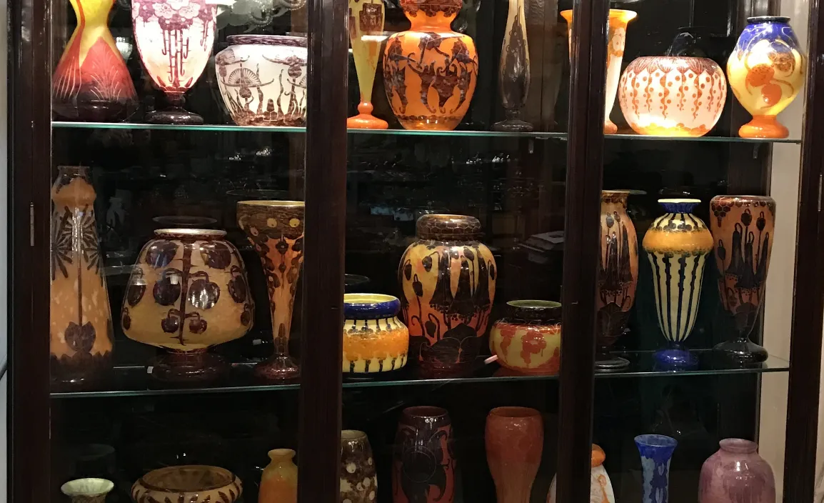 Vitrine avec des antiquités, y compris le verre signé Le Verre