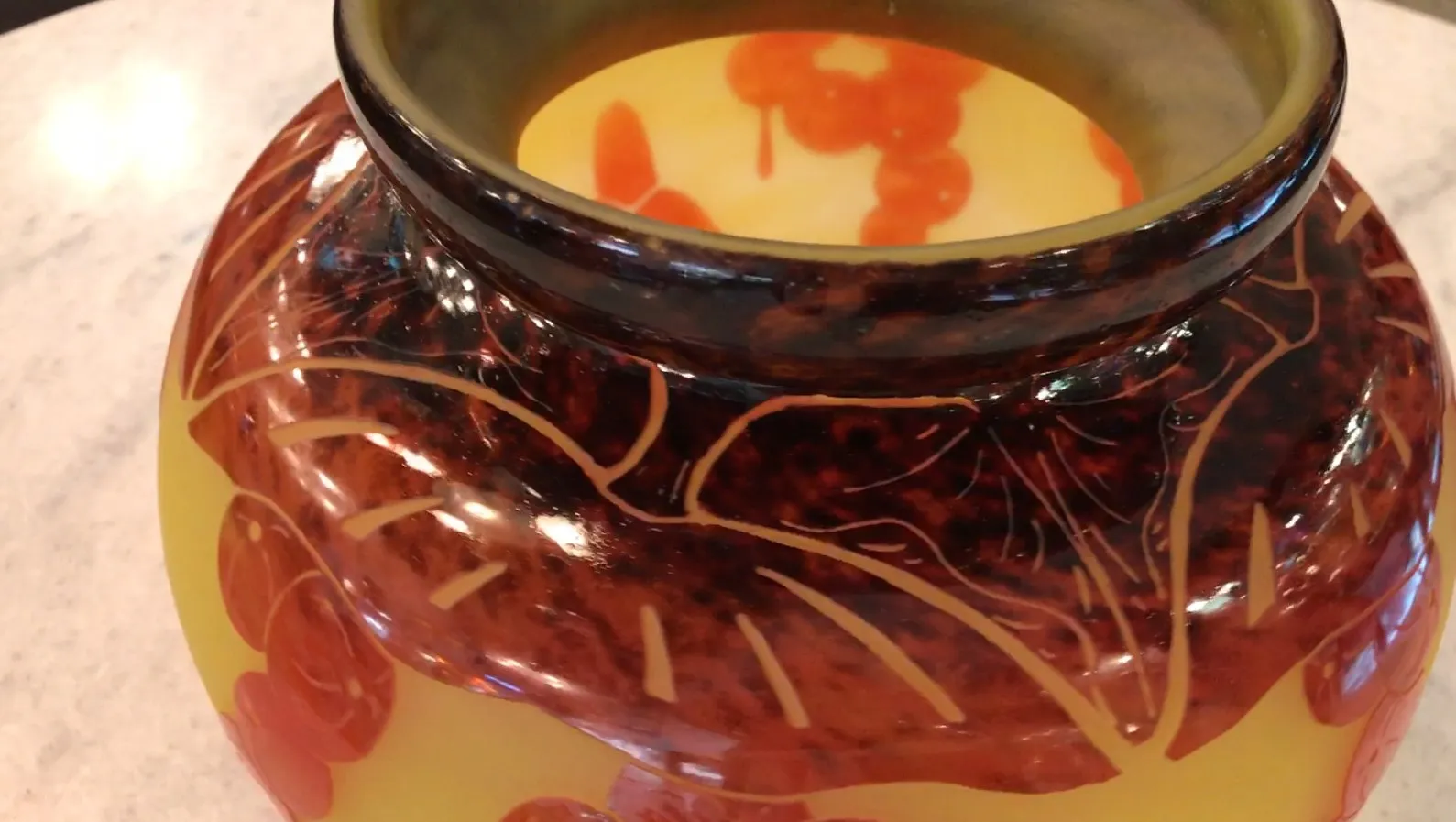 Antikes signiertes Glas Le Verre mit bunten Mustern.