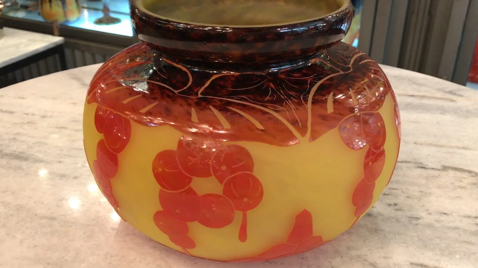 Vaso de vidro antigo assinado Le Verre, decorado em tons quentes.