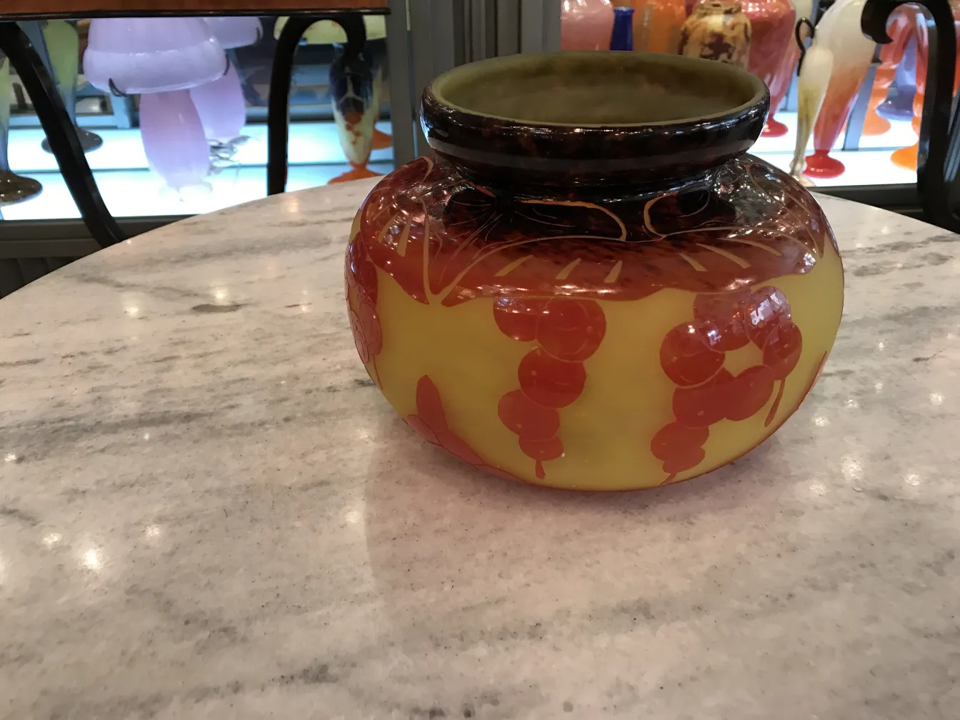 Antikes signiertes Glas Le Verre mit lebhaften Mustern auf dem Tisch.