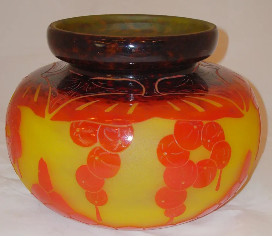 verre décoratif ancien avec des motifs floraux chauds