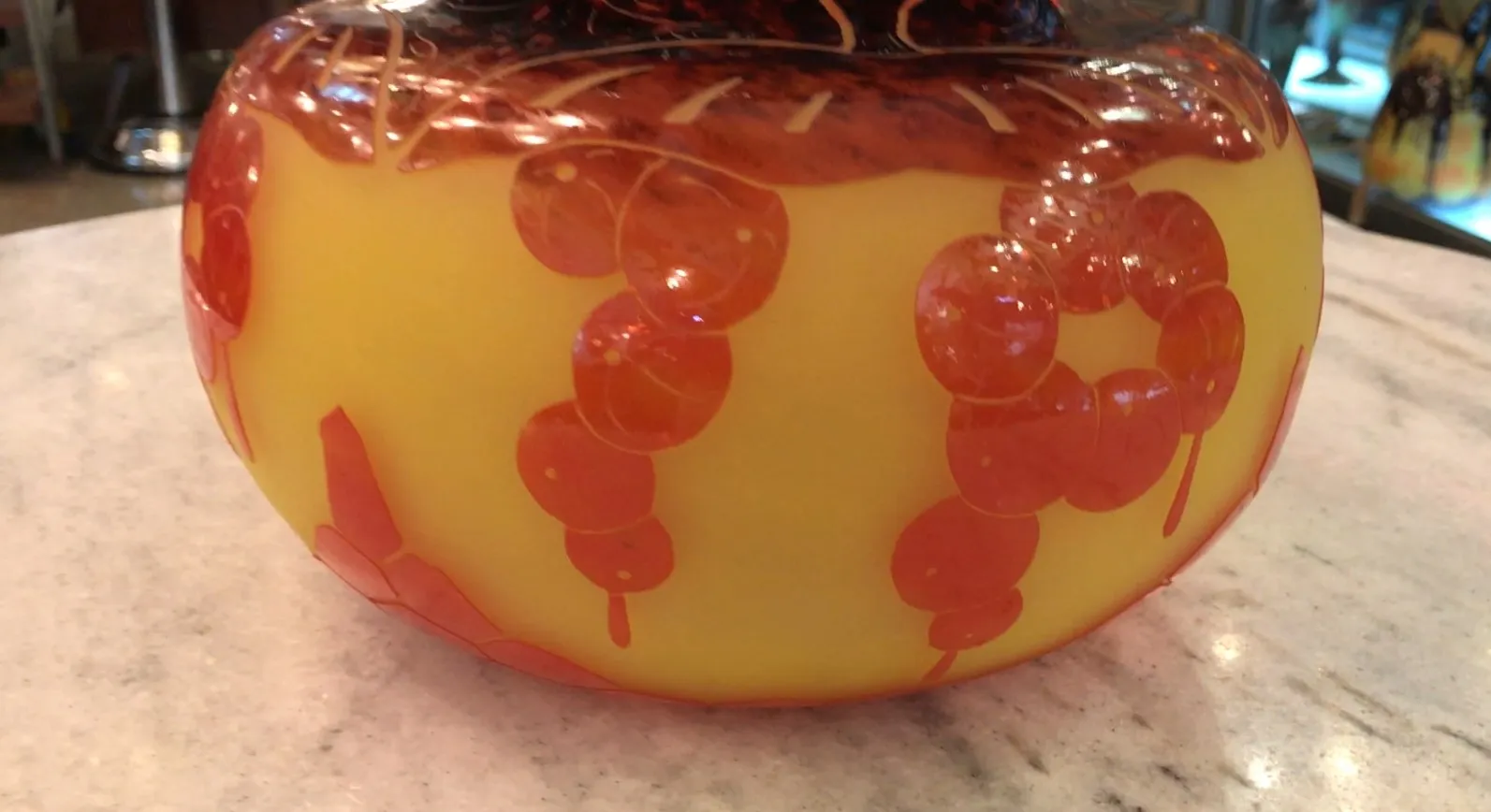 verre signé avec des motifs colorés en forme de bulles