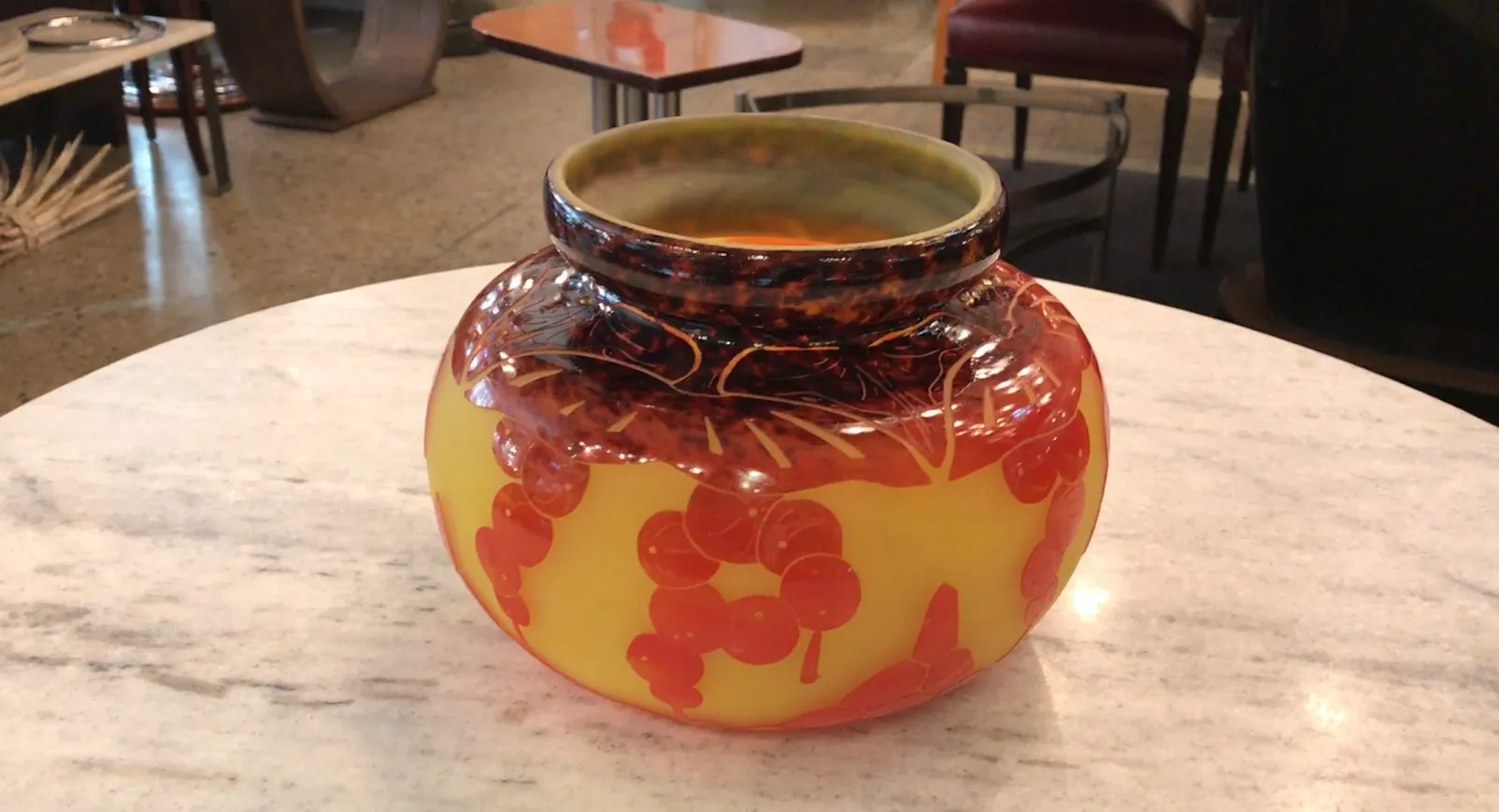 Verre ancien signé Le Verre aux teintes jaunes et oranges.