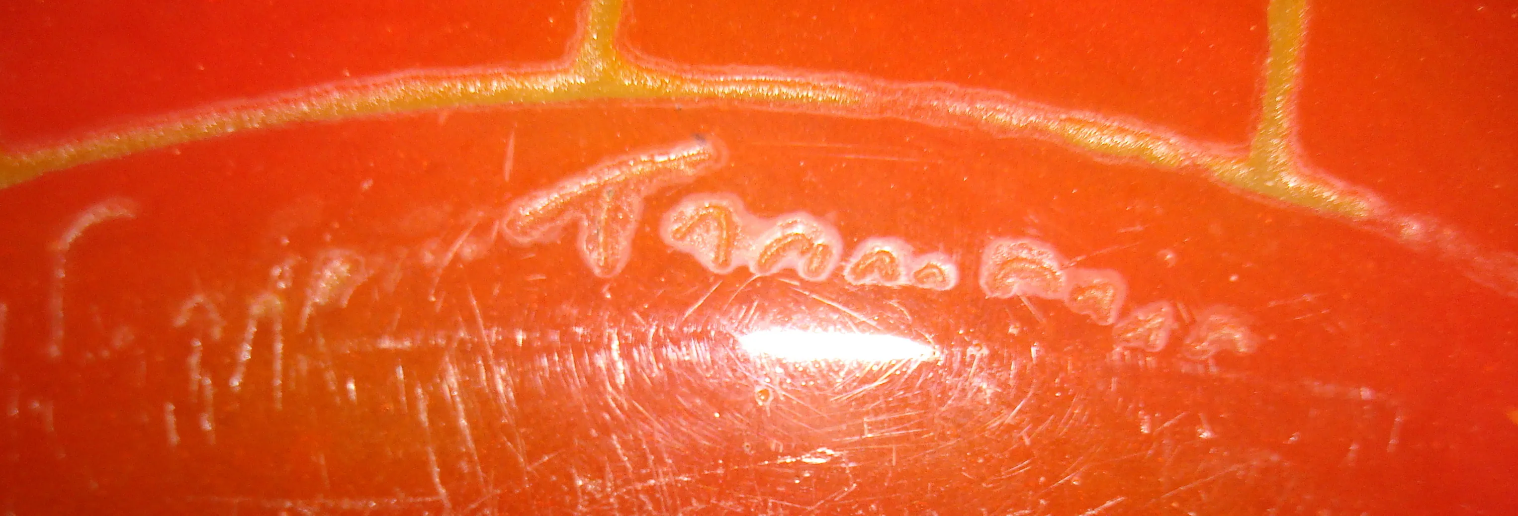 Vista cercana de un vidrio firmado con inscripciones en el fondo