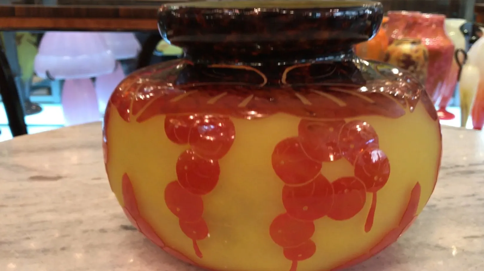 Vidro assinado Le Verre com design colorido em uma mesa