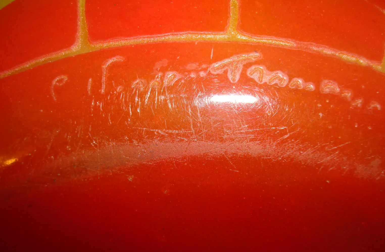 Verre ancien avec signature, style élégant et forme reconnaissable.