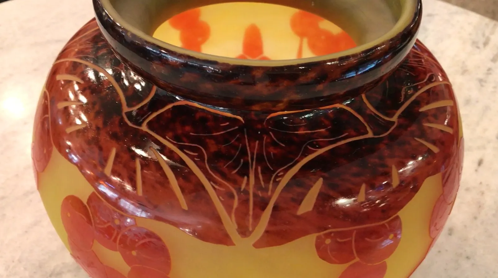 antik dekorative Vase signiertes Glas le verre mit warmen Farbtönen