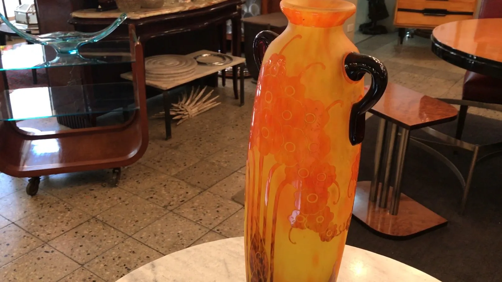 Signiertes Glas Le Verre mit buntem Design und Details