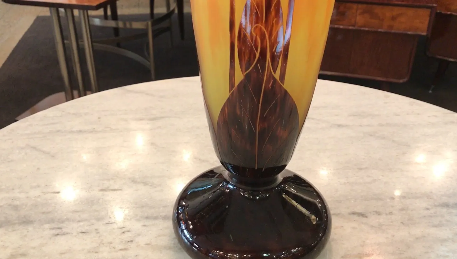 Antiquariato decorativo in vetro firmato Le Verre con tonalità calde