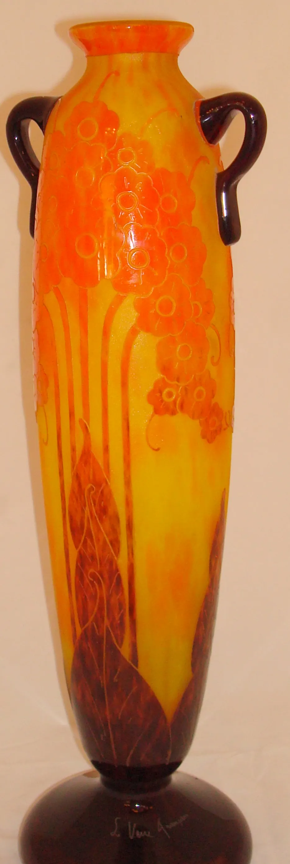 Elegante antigüedad de vidrio firmado Le Verre con colores brillantes y flores