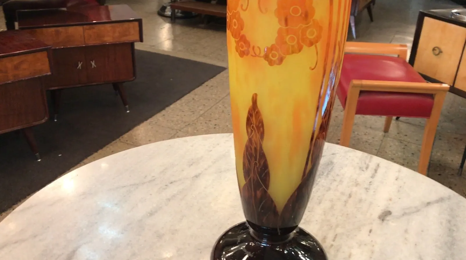 Vetro antico firmato Le Verre con motivi floreali e colori caldi.