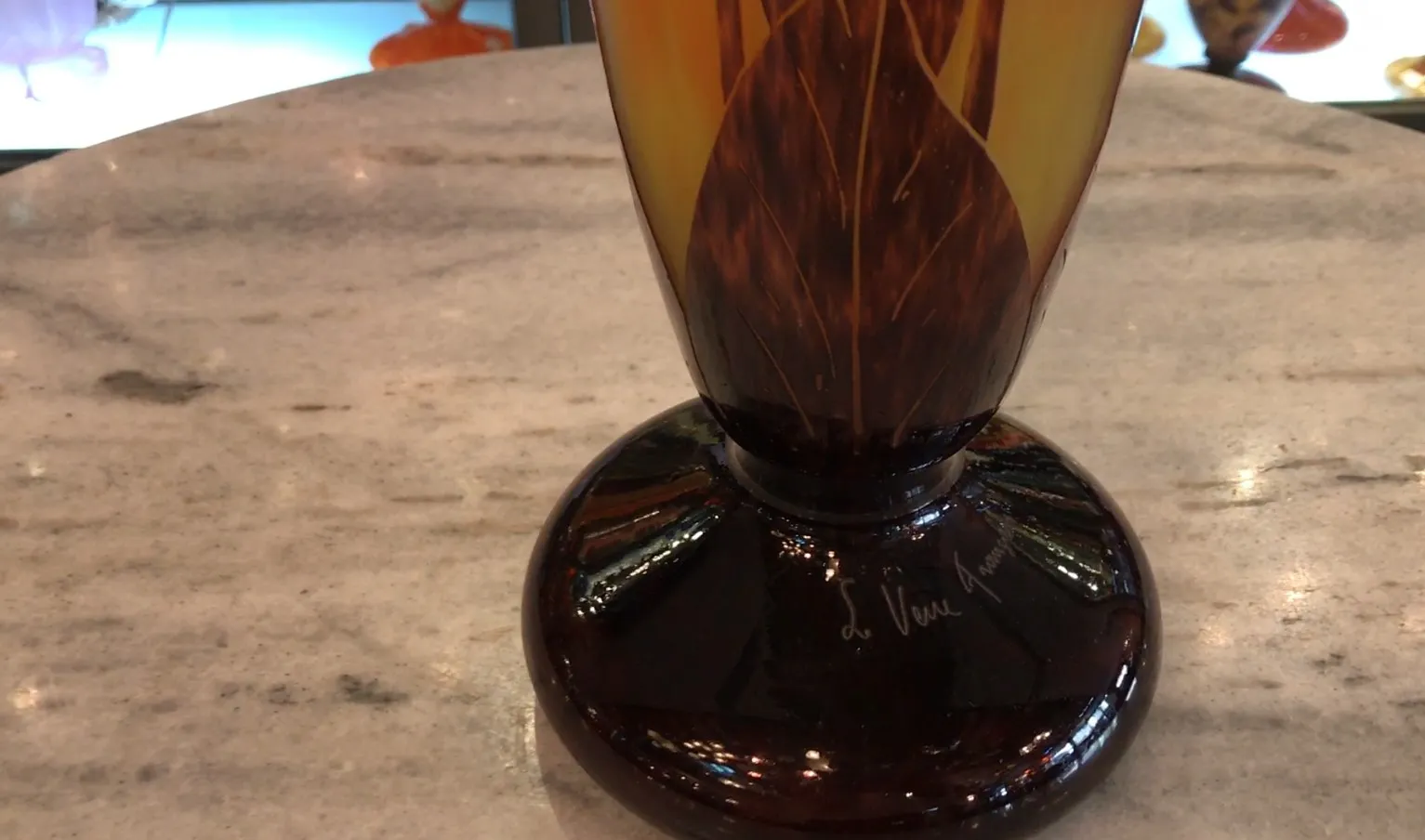 زجاج موقّع قديم le verre بتصميم فريد.