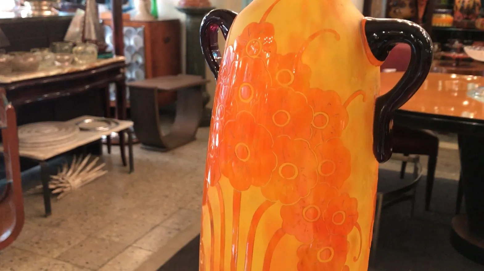 Vaso antigo com design floral e cores vibrantes.