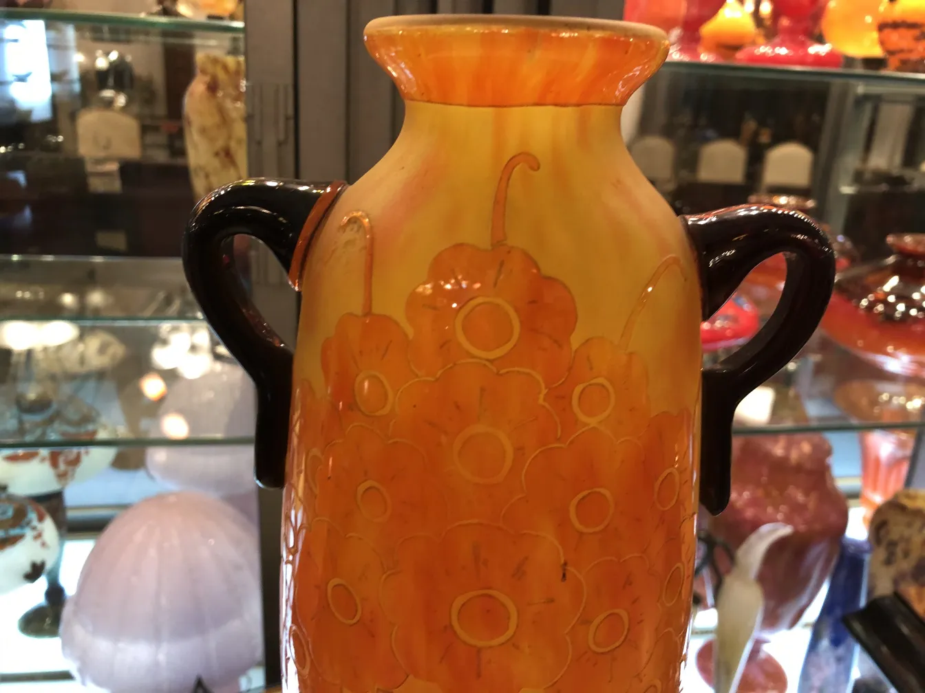 Vase ancien en verre signé Le Verre avec motif floral dans des tons orange et jaune.