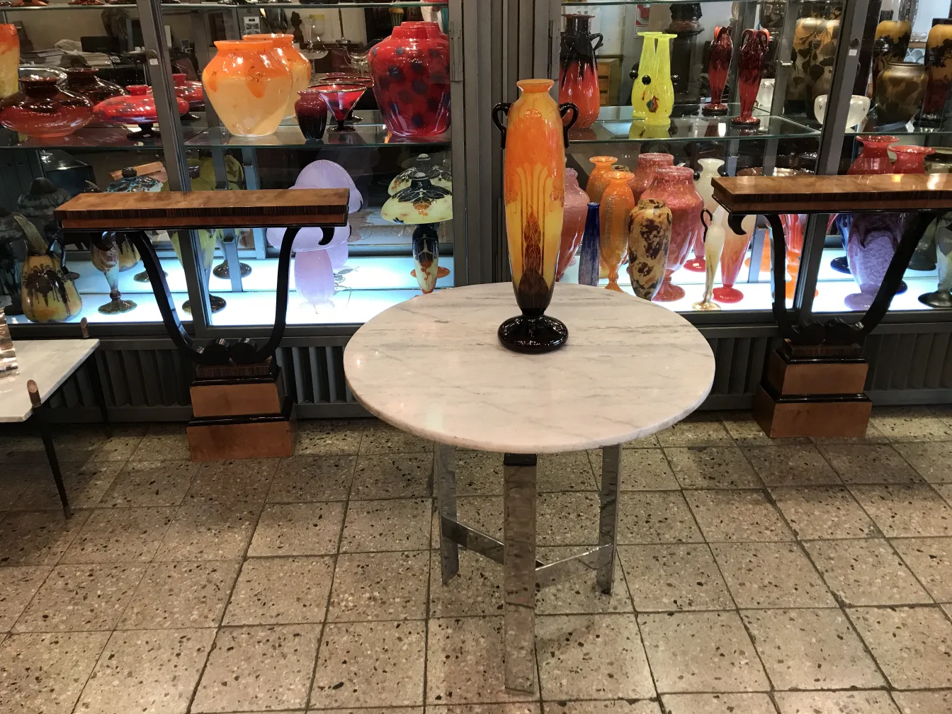 Vetro antico firmato Le Verre in un ambiente vintage con altri oggetti decorativi