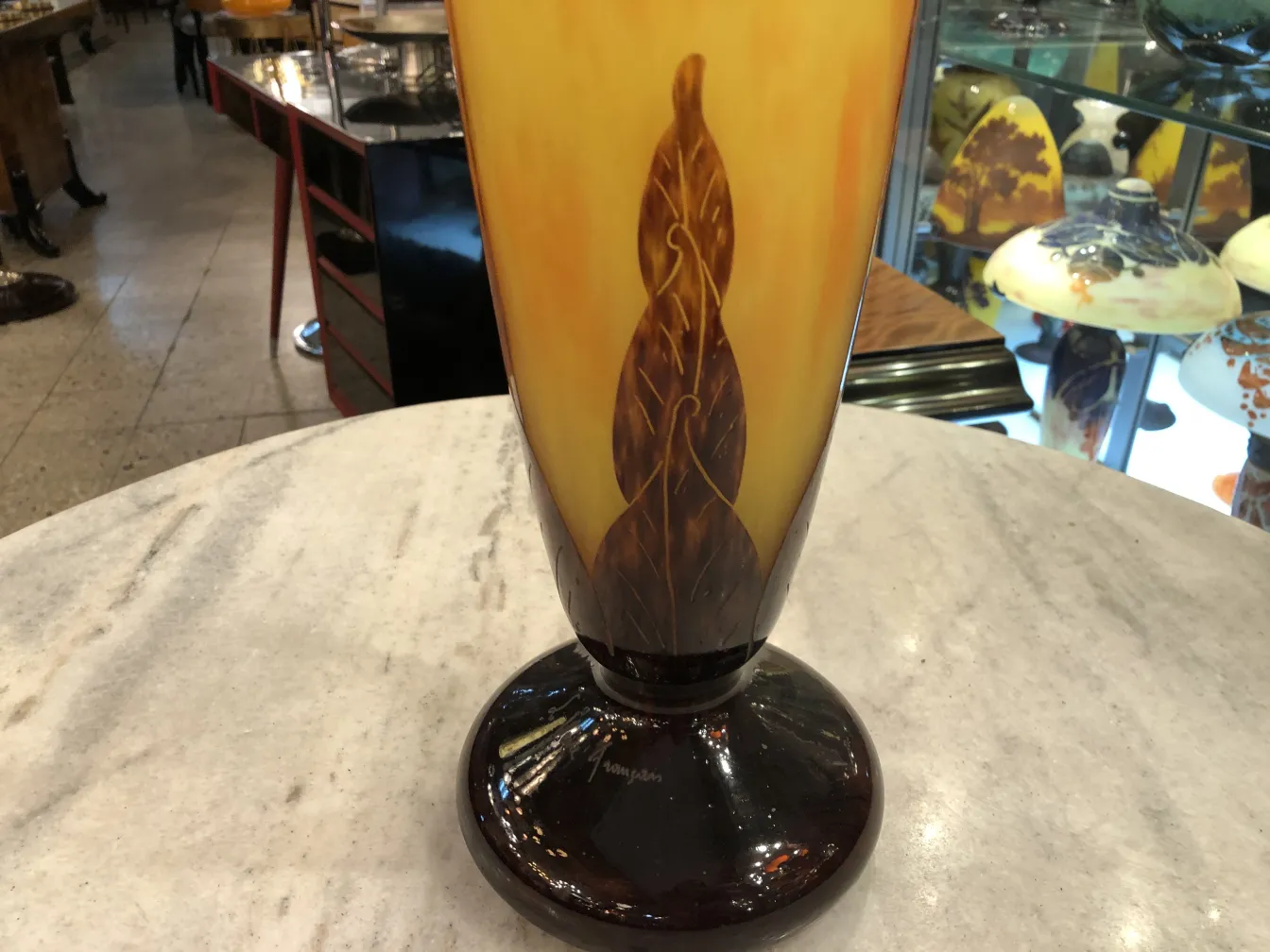 vidro assinado le verre com design decorativo em tons quentes