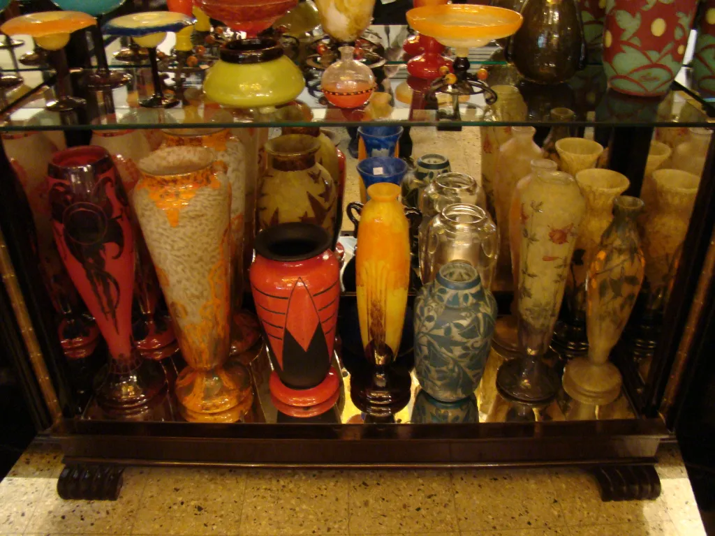 Coleção de antiguidades com vidro assinado Le Verre Francês, variada e colorida.