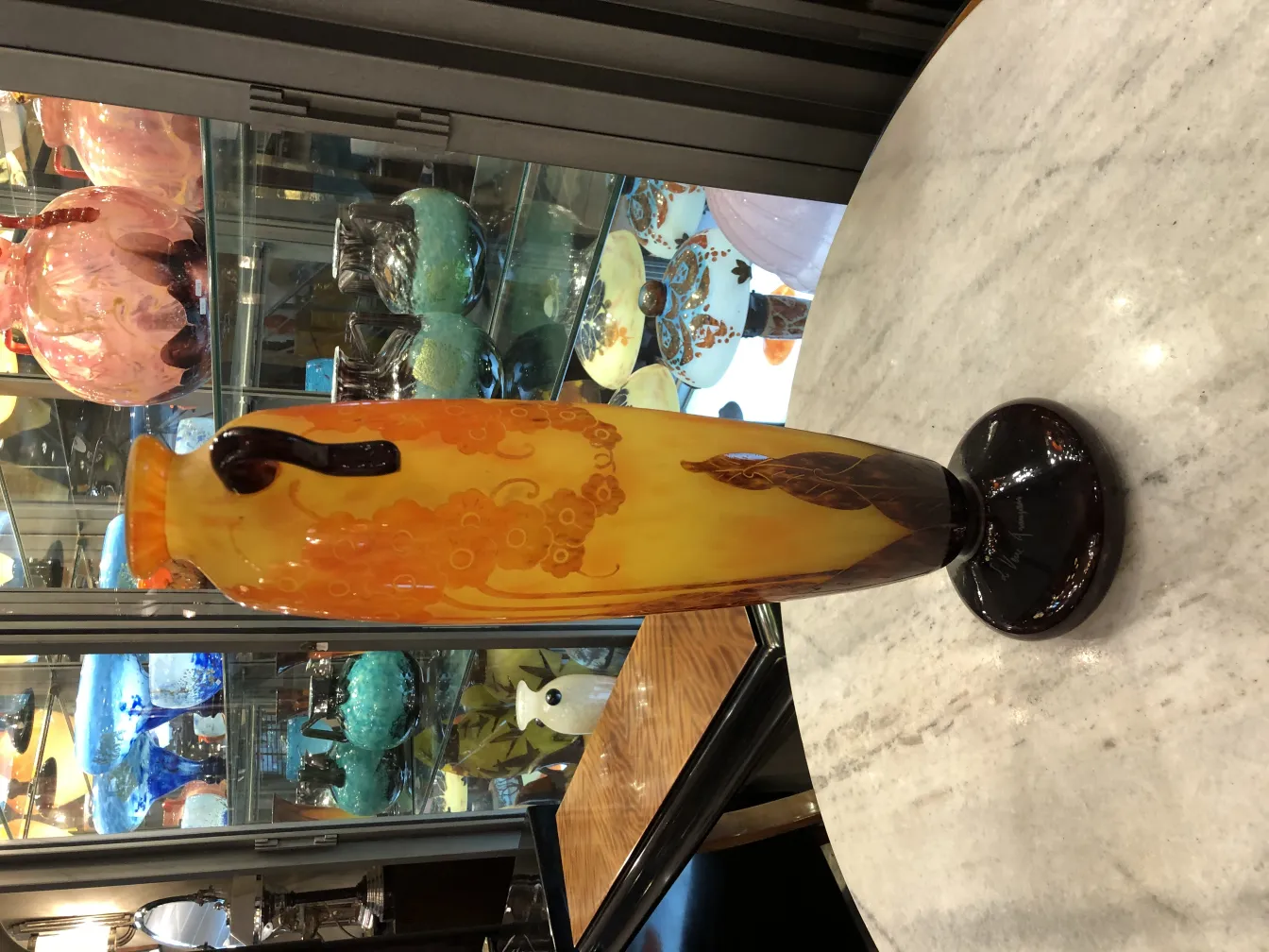 Beau vase antique en verre signé Le Verre avec des tons chauds et des détails en surface