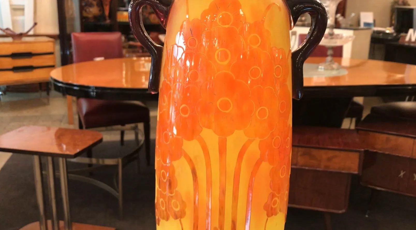 مزهرية عتيقة من الزجاج الموقّع le verre بتصميم زهور