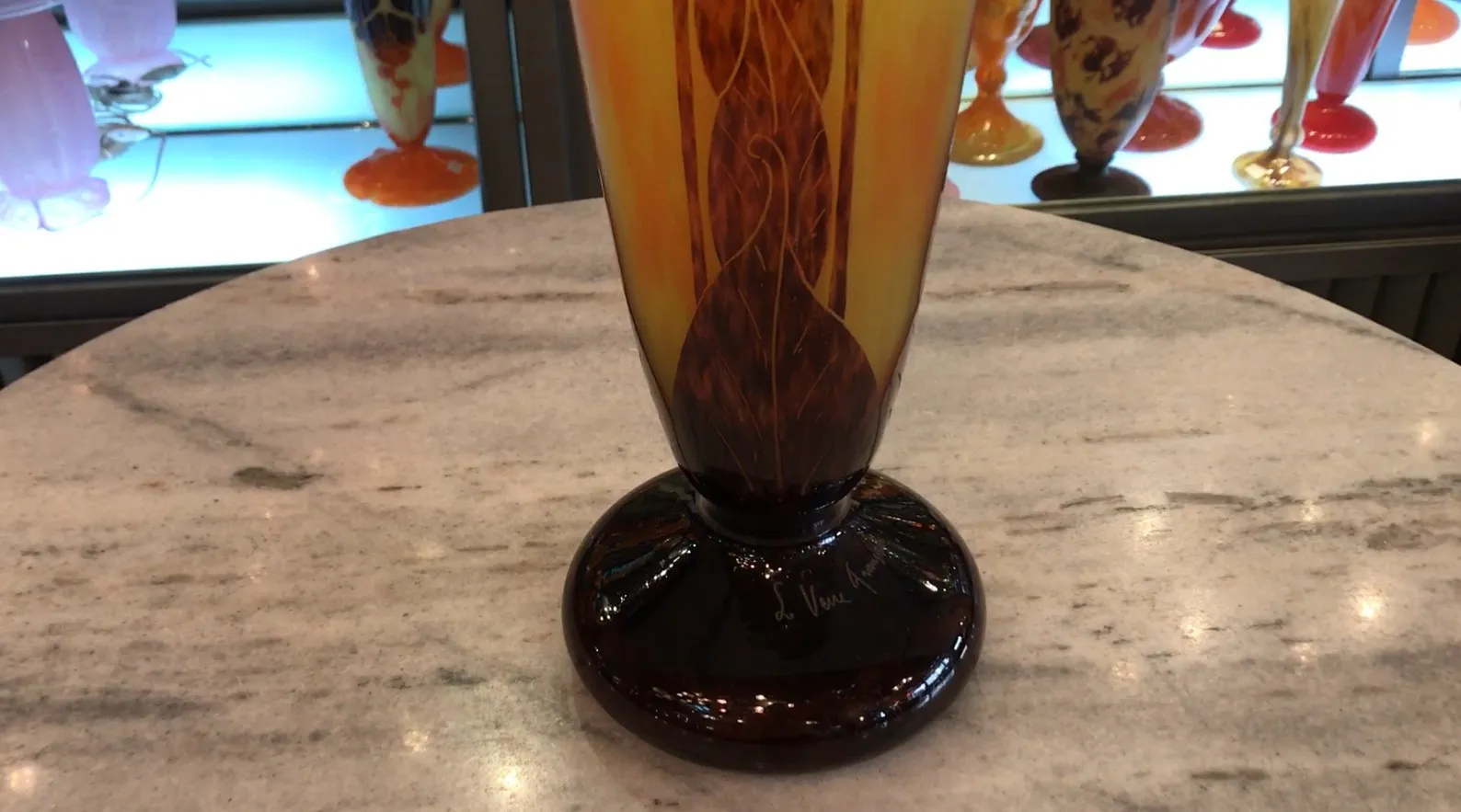 Vidro antigo assinado de Le Verre com base redonda e decoração