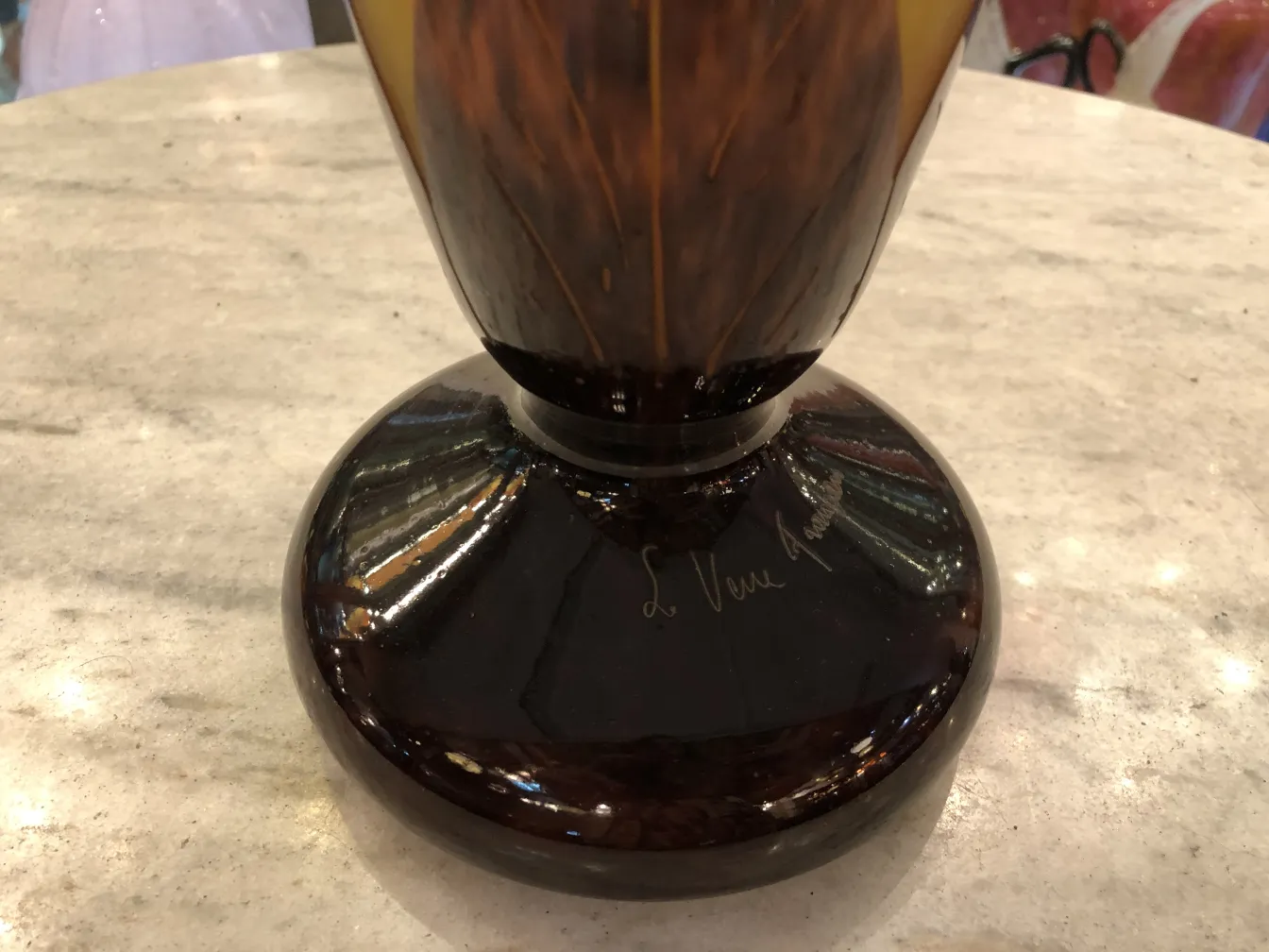 ग्लास पर हस्ताक्षरित प्राचीन le verre एक सुरुचिपूर्ण सेटिंग में परावर्तनों के साथ