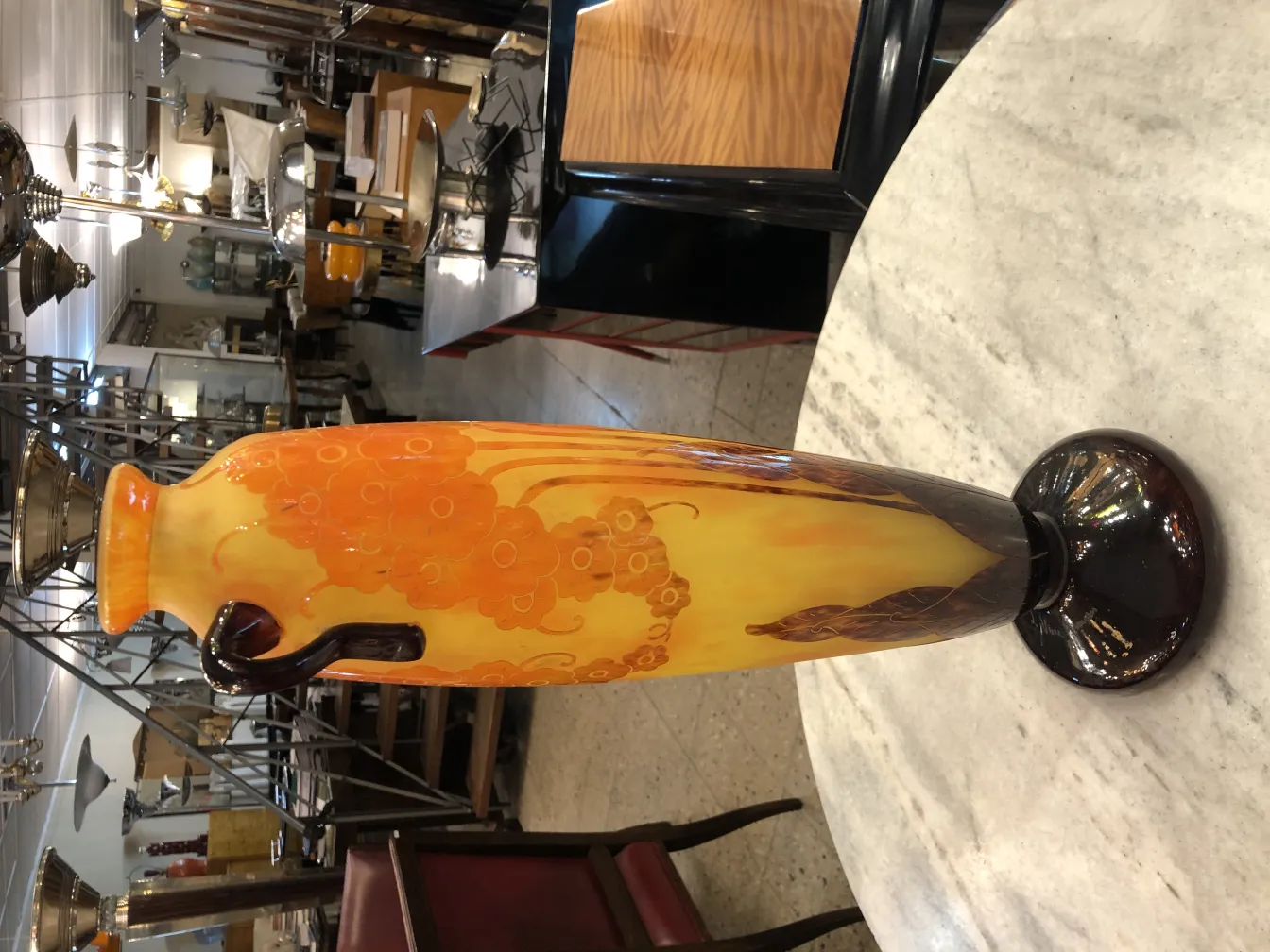 vase ancien en verre signé le verre avec motif coloré