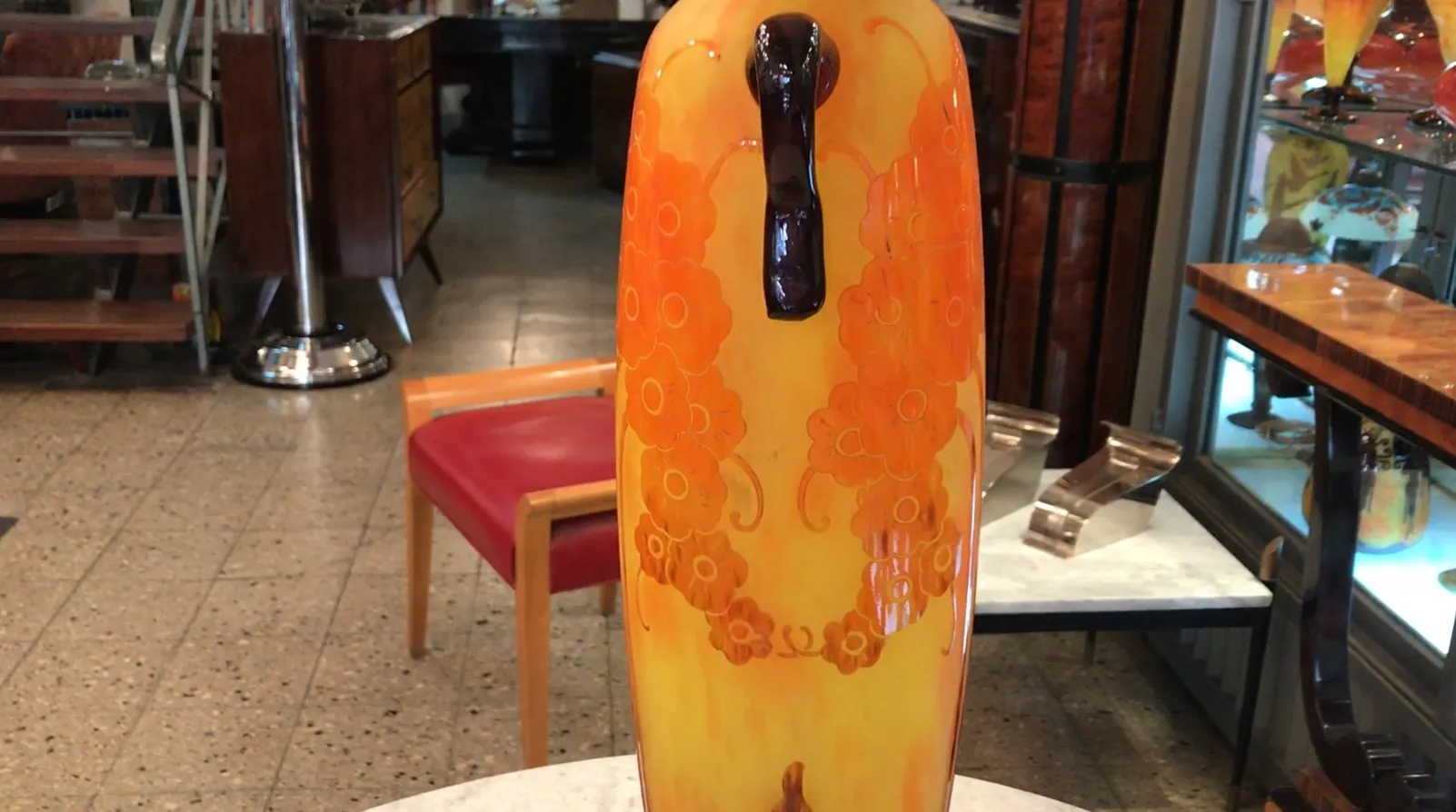 Antiguidade vidro assinado Le Verre com design floral em tons amarelos e laranjas.