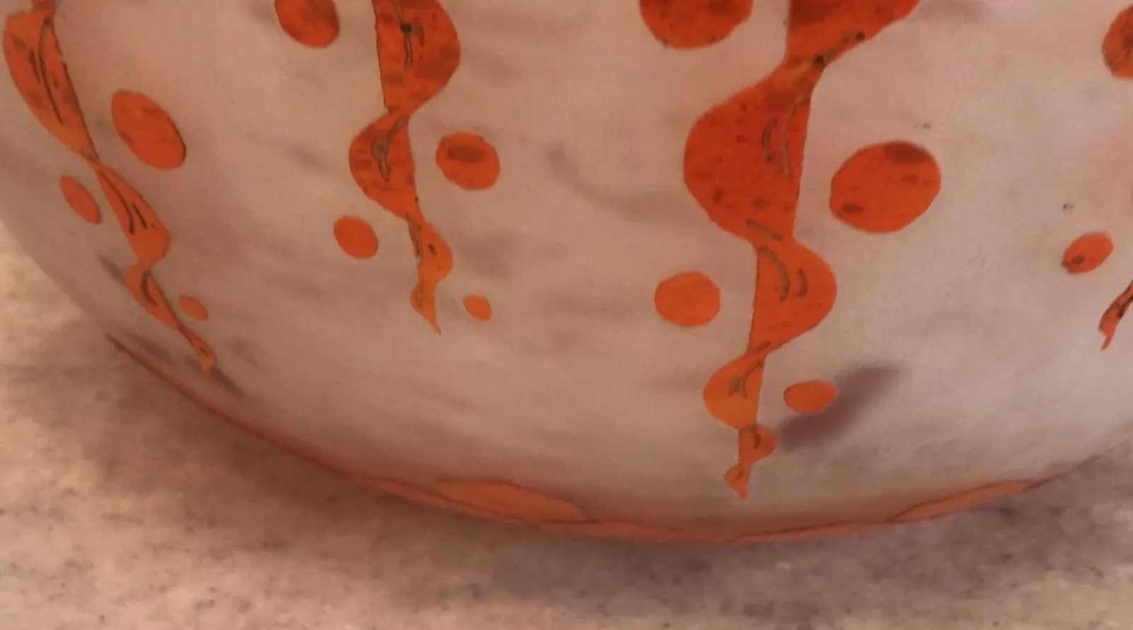 Verre ancien signé Le Verre avec motif orange.