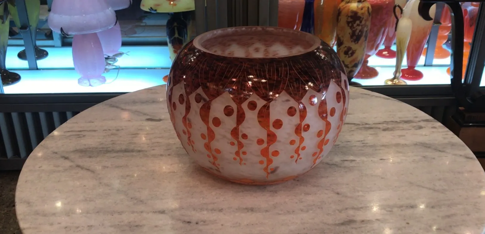 vidro assinado Le Verre com decorações laranjas, antiguidade notável