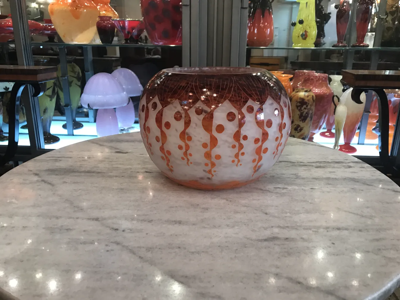 Vidro assinado Le Verre em um ambiente antigo colorido.