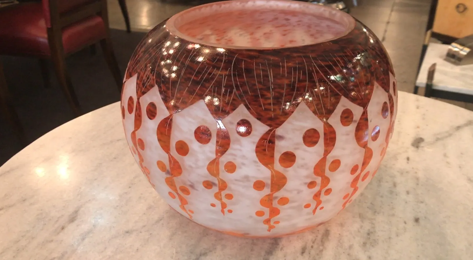 Vetro firmato Le Verre con motivi decorativi in toni caldi